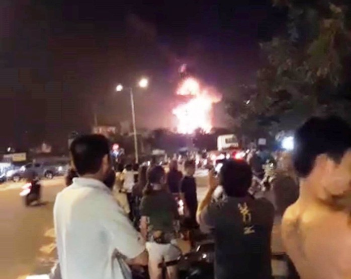 Cháy dữ dội kho xăng ở Nha Trang - Ảnh 2.