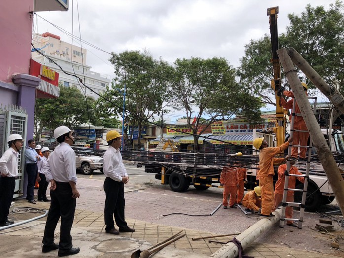 EVN SPC khắc phục thiệt hại lưới điện sau bão số 9 tại phía Nam - Ảnh 2. EVN SPC khắc phục thiệt hại lưới điện sau bão số 9 tại phía Nam - Ảnh 2.