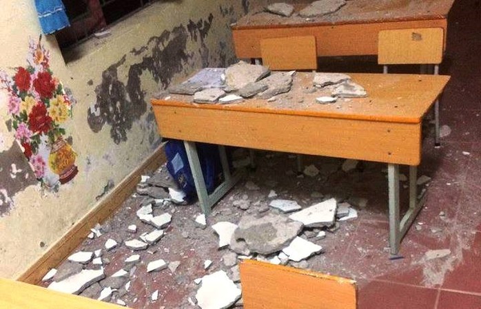 3 học sinh lớp 1 nhập viện vì mảng vữa trần nhà lớn rơi trúng - Ảnh 1.