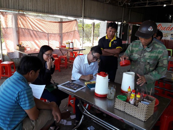 Sau 4 tháng, 5 người khốn khổ mới được tống đạt quyết định kháng nghị - Ảnh 1. Sau 4 tháng, 5 người khốn khổ mới được tống đạt quyết định kháng nghị - Ảnh 1.