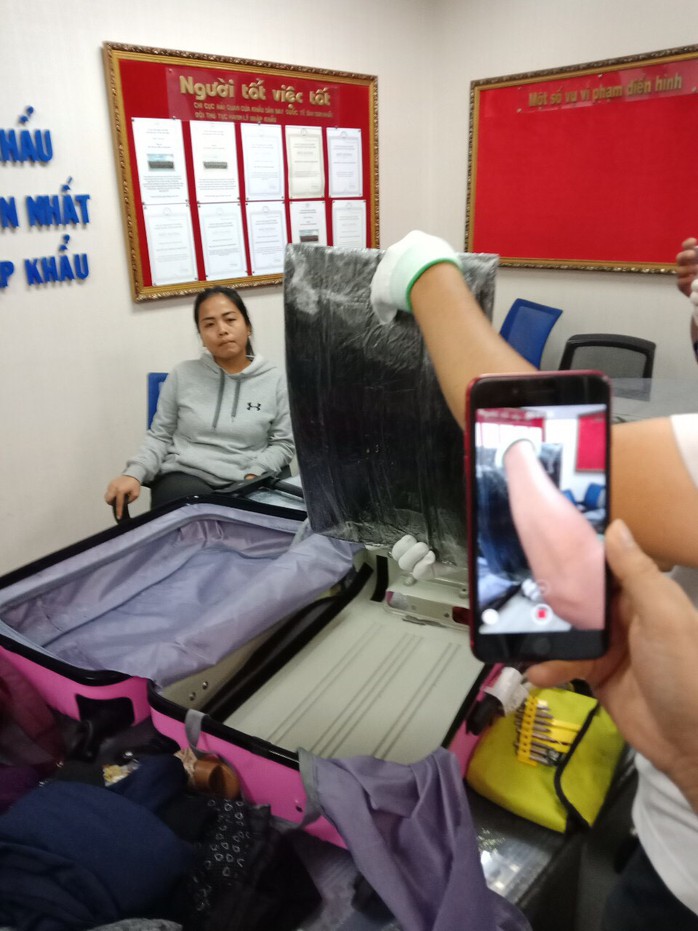 Nhận 1.200 USD để vận chuyển thuê 4,42 kg ma túy qua sân bay Tân Sơn Nhất - Ảnh 1.