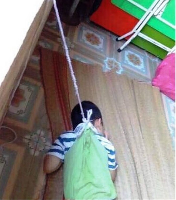Phẫn nộ hình ảnh bé trai 4 tuổi bị nhốt trong phòng học, buộc dây treo lên - Ảnh 1.