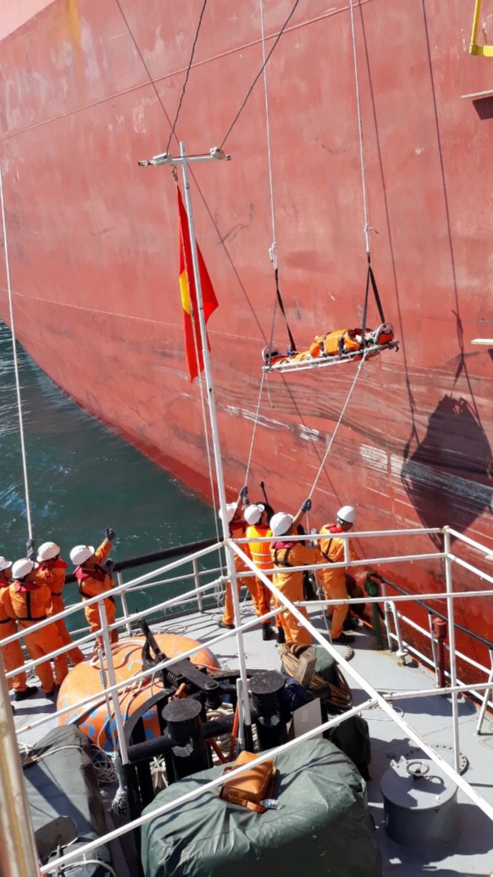 Cứu nạn khẩn cấp thuyền viên nước ngoài bị thương trên biển - Ảnh 2.