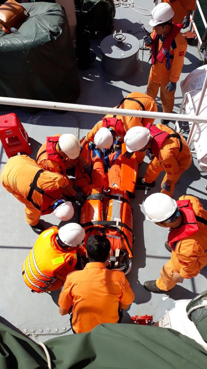 Cứu nạn khẩn cấp thuyền viên nước ngoài bị thương trên biển - Ảnh 1.