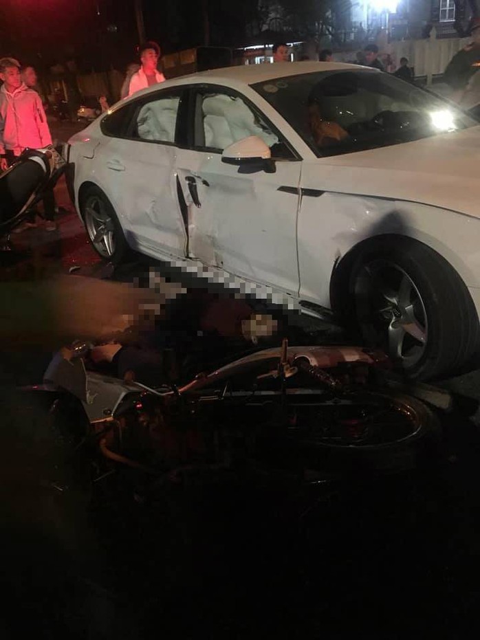 2 xe máy đi bão tông xế hộp Audi lúc rạng sáng, 4 người thương vong - Ảnh 1.