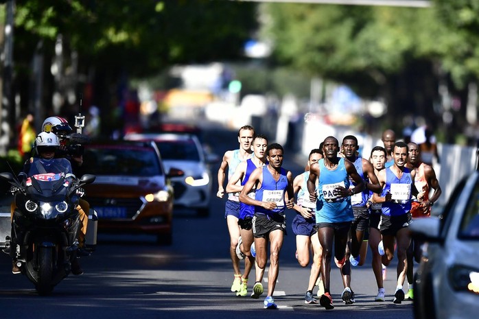 Camera giao thông Trung Quốc tóm VĐV chạy marathon gian lận - Ảnh 2.