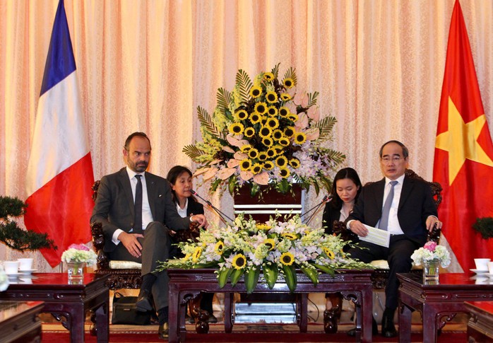 Thủ tướng Pháp nắm tay thân mật Bí thư Nguyễn Thiện Nhân - Ảnh 1.