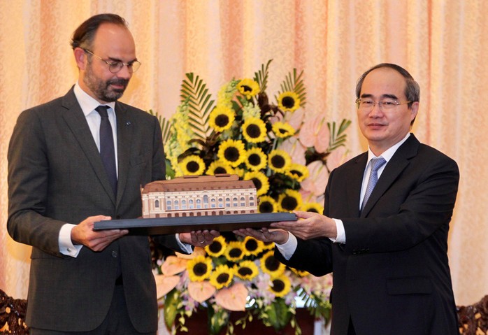 Thủ tướng Pháp nắm tay thân mật Bí thư Nguyễn Thiện Nhân - Ảnh 4.