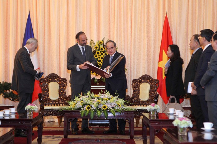 Thủ tướng Pháp nắm tay thân mật Bí thư Nguyễn Thiện Nhân - Ảnh 5.