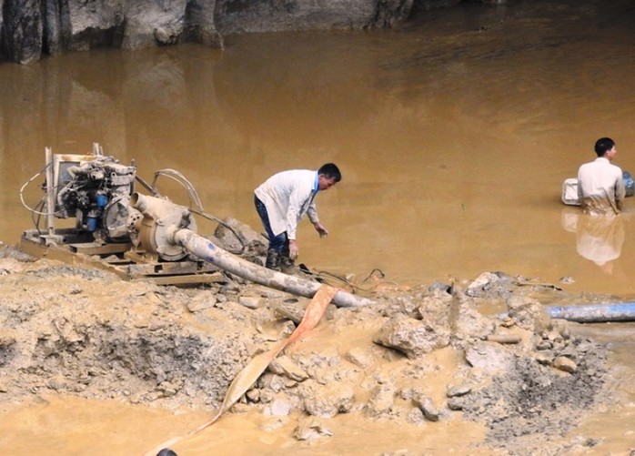 2 phu vàng mắc kẹt trong hang: Tạm giữ hình sự chủ mỏ vàng - Ảnh 6.