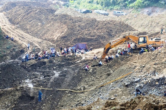 2 phu vàng mắc kẹt trong hang: Tạm giữ hình sự chủ mỏ vàng - Ảnh 1.