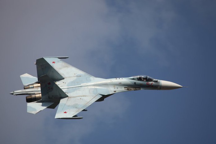 Su-27 của Nga bị tố xả khói vào mặt máy bay do thám Mỹ - Ảnh 2.