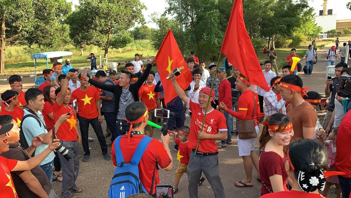 Clip: CĐV Việt Nam làm nóng, phủ đỏ sân Quốc gia Lào - Ảnh 7.