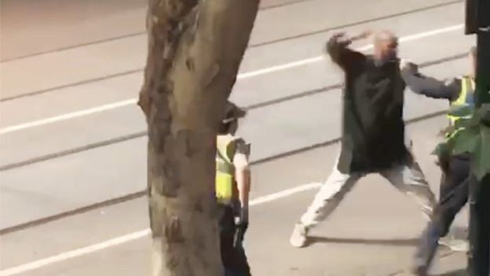 Úc: Đốt xe, đâm chém loạn xạ trên phố ở Melbourne - Ảnh 3.