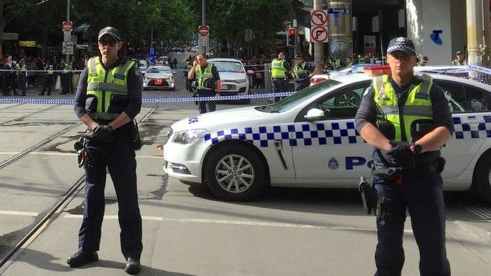 Úc: Đốt xe, đâm chém loạn xạ trên phố ở Melbourne - Ảnh 4.