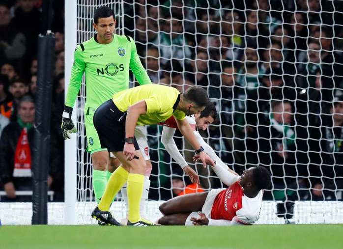 Welbeck cấp cứu thở oxy, Arsenal đi tiếp tại Europa League - Ảnh 2.