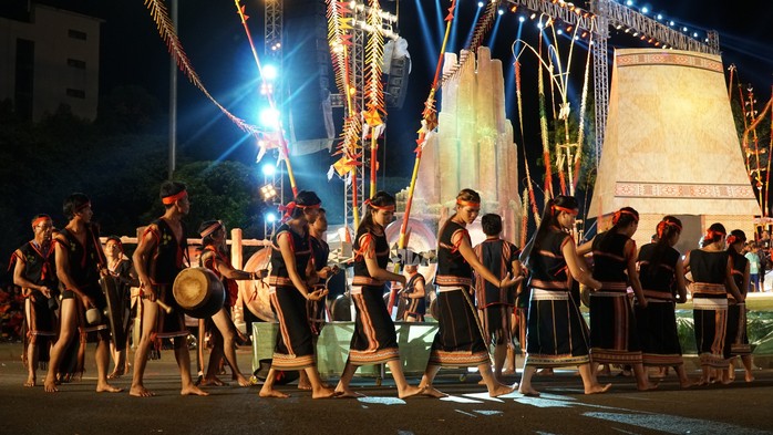 Trắng đêm với Festival văn hóa cồng chiêng Tây Nguyên - Ảnh 2.