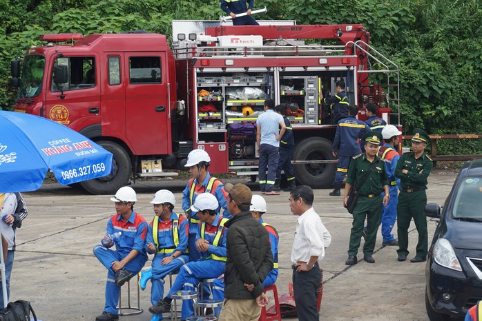 Đà Nẵng huy động lực lượng ứng cứu tàu chở dầu đâm vào chân cầu cảng - Ảnh 2.