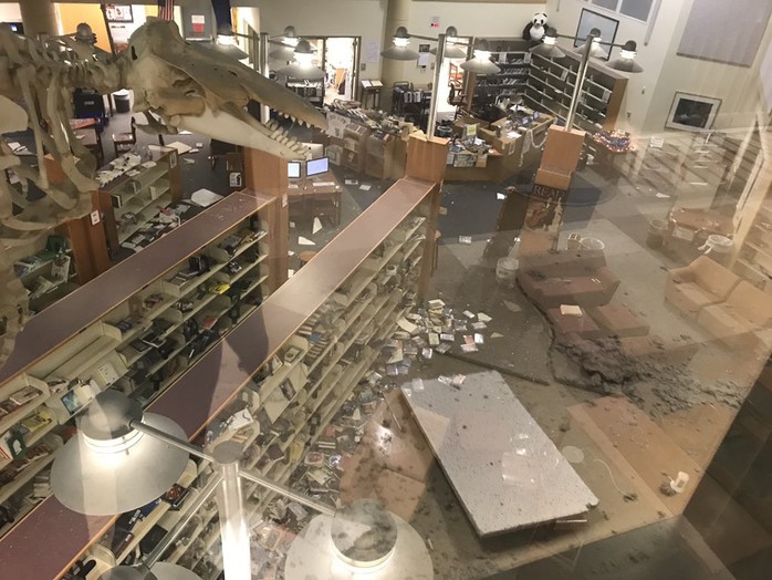 Bang Alaska thiệt hại nặng sau trận động đất mạnh bất thường - Ảnh 8.