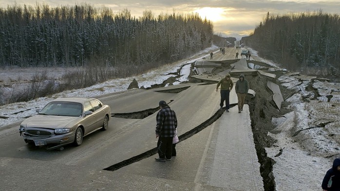 Bang Alaska thiệt hại nặng sau trận động đất mạnh bất thường - Ảnh 2.
