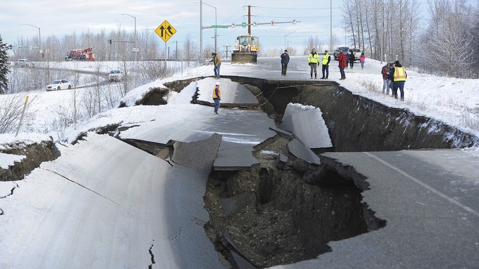 Bang Alaska thiệt hại nặng sau trận động đất mạnh bất thường - Ảnh 3.
