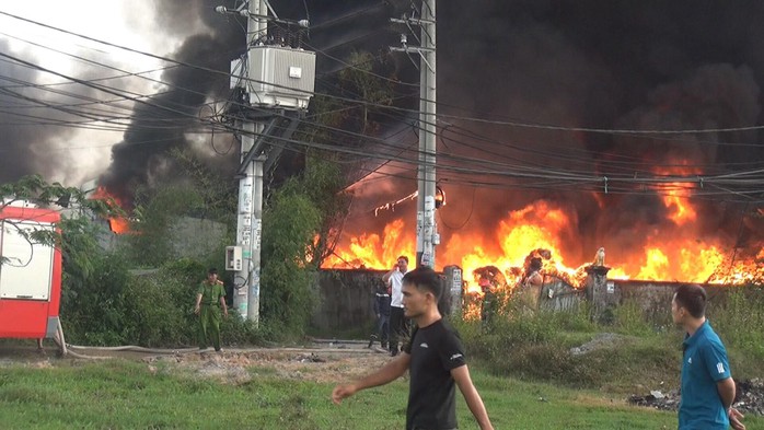 Cháy lớn ở 3 nhà xưởng huyện Bình Chánh - Ảnh 2.