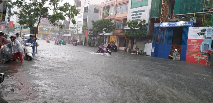 Đà Nẵng: Sau cơn mưa lớn, một số đường phố  lại tiếp tục biến thành sông - Ảnh 8.