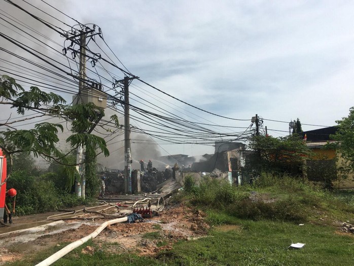 Cháy lớn ở 3 nhà xưởng huyện Bình Chánh - Ảnh 1.
