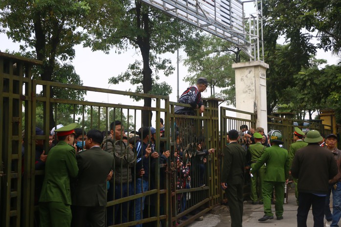 Hàng trăm người chen chúc, ngã dúi dụi đòi mua vé tại trụ sở VFF - Ảnh 10.