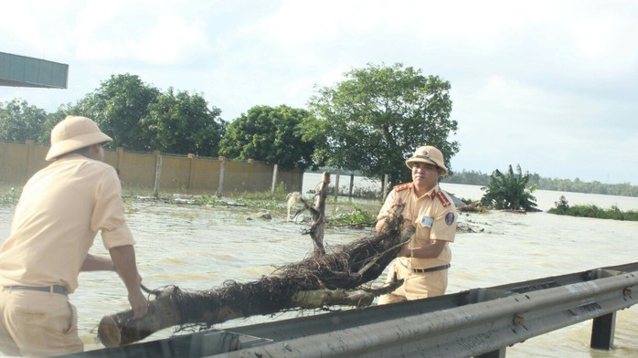 Quốc lộ 1 qua Quảng Nam chính thức thông tuyến sau 2 ngày tê liệt - Ảnh 4.