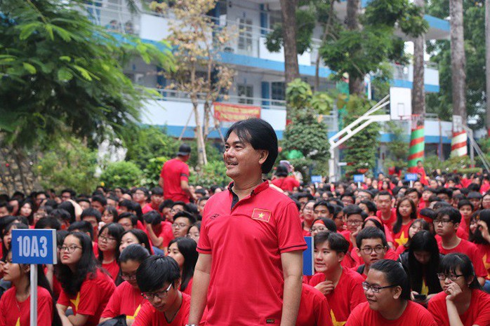 Học sinh TP HCM nhuộm đỏ sân trường tiếp lửa tuyển Việt Nam - Ảnh 3.