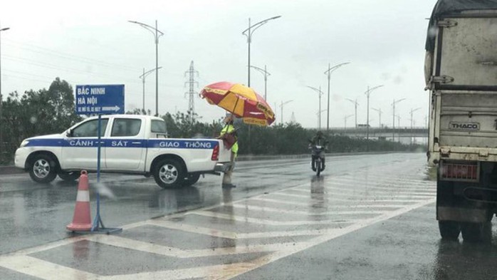 Tá hỏa phát hiện thi thể phụ nữ không nguyên vẹn trên cao tốc Hà Nội-Bắc Giang - Ảnh 1.