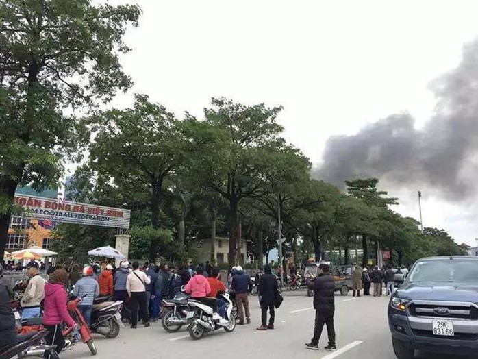 Cháy lớn bùng phát gần trụ sở VFF khi hàng trăm người đang xếp hàng lấy vé - Ảnh 9.