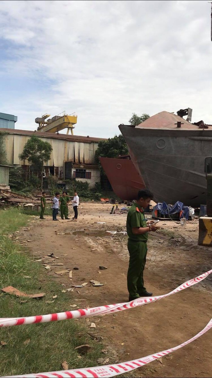 TP HCM: Nổ ở xưởng đóng tàu, 2 người thiệt mạng - Ảnh 1.