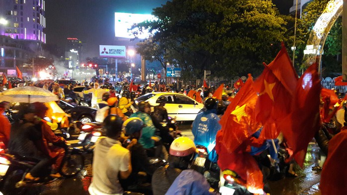 Người dân Đà Nẵng đội mưa xuống đường ăn mừng đội tuyển Việt Nam chiến thắng - Ảnh 5.