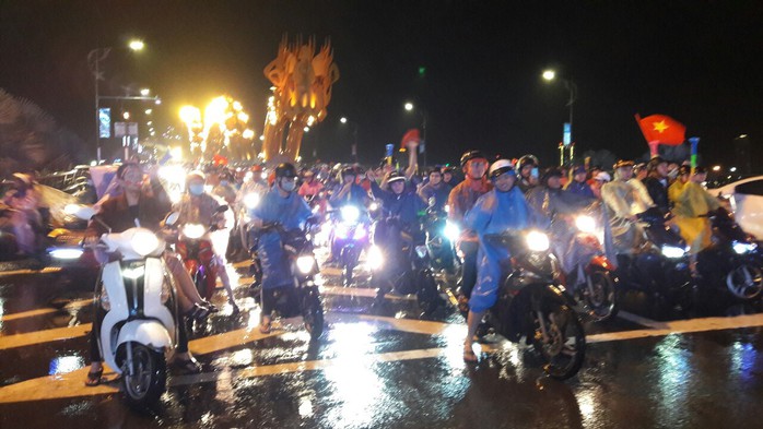 Người dân Đà Nẵng đội mưa xuống đường ăn mừng đội tuyển Việt Nam chiến thắng - Ảnh 9.