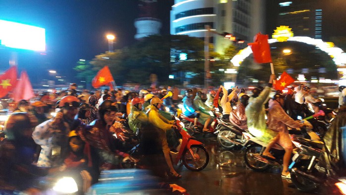 Người dân Đà Nẵng đội mưa xuống đường ăn mừng đội tuyển Việt Nam chiến thắng - Ảnh 15.
