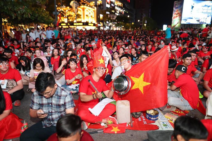 Khắp nơi xuống đường mừng chức vô địch AFF Cup 2018 - Ảnh 2.