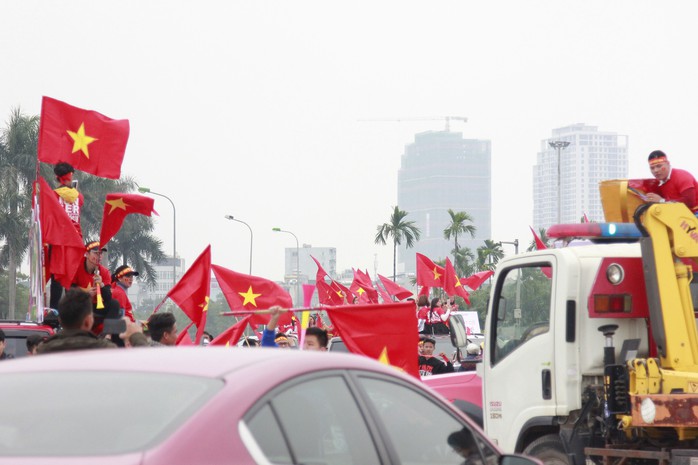 Sân Mỹ Đình nóng hừng hực trước trận quyết đấu Việt Nam - Malaysia - Ảnh 7.