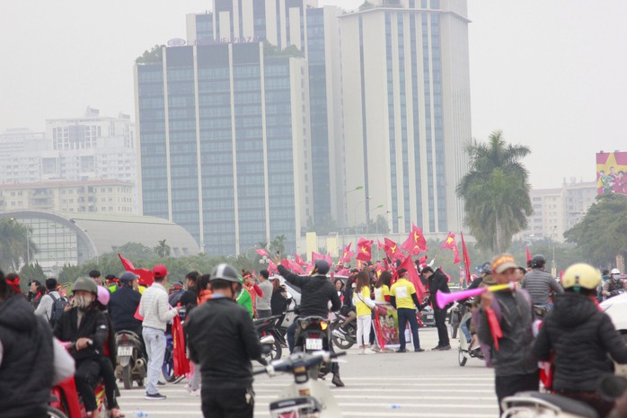 Sân Mỹ Đình nóng hừng hực trước trận quyết đấu Việt Nam - Malaysia - Ảnh 14.