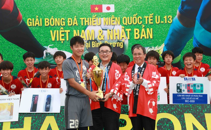 Tổng lãnh sự Nhật Bản chúc mừng Việt Nam vô địch AFF Cup 2018 - Ảnh 1.