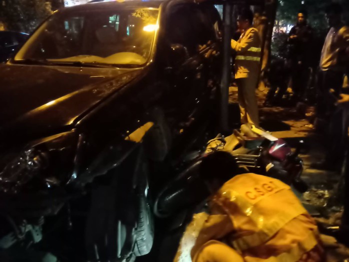 Người phụ nữ lái Lexus tông hàng loạt phương tiện, ít nhất 6 người nhập viện - Ảnh 3.
