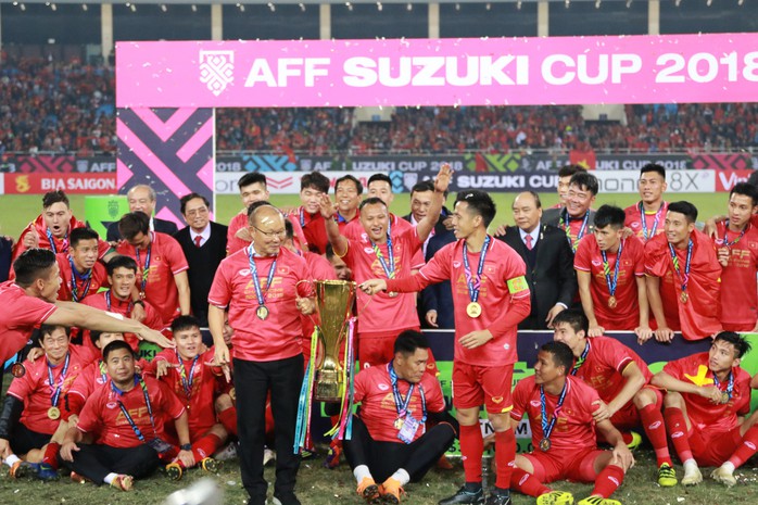 Vừa bị gạch tên dự Asian Cup, Văn Quyết lại rơi khỏi tốp 5 Quả bóng Vàng - Ảnh 1.
