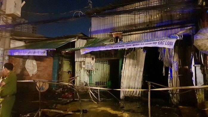 Căn nhà trọ ở Bình Tân cháy dữ dội, cô gái 18 tuổi không kịp thoát - Ảnh 1.