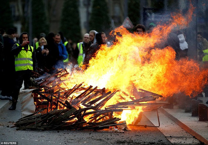 Pháp: Biểu tình áo ghi-lê vàng tiếp tục bùng cháy, số người chết tăng - Ảnh 2.