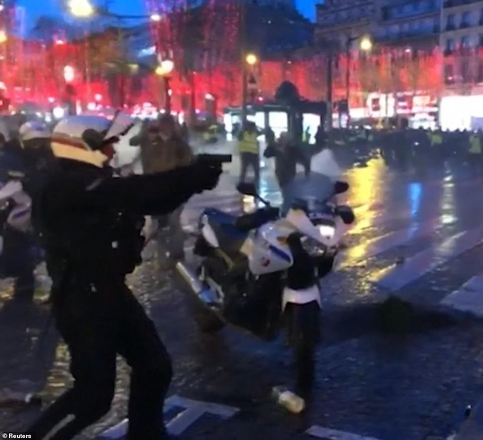 Pháp: Biểu tình áo ghi-lê vàng tiếp tục bùng cháy, số người chết tăng - Ảnh 5.