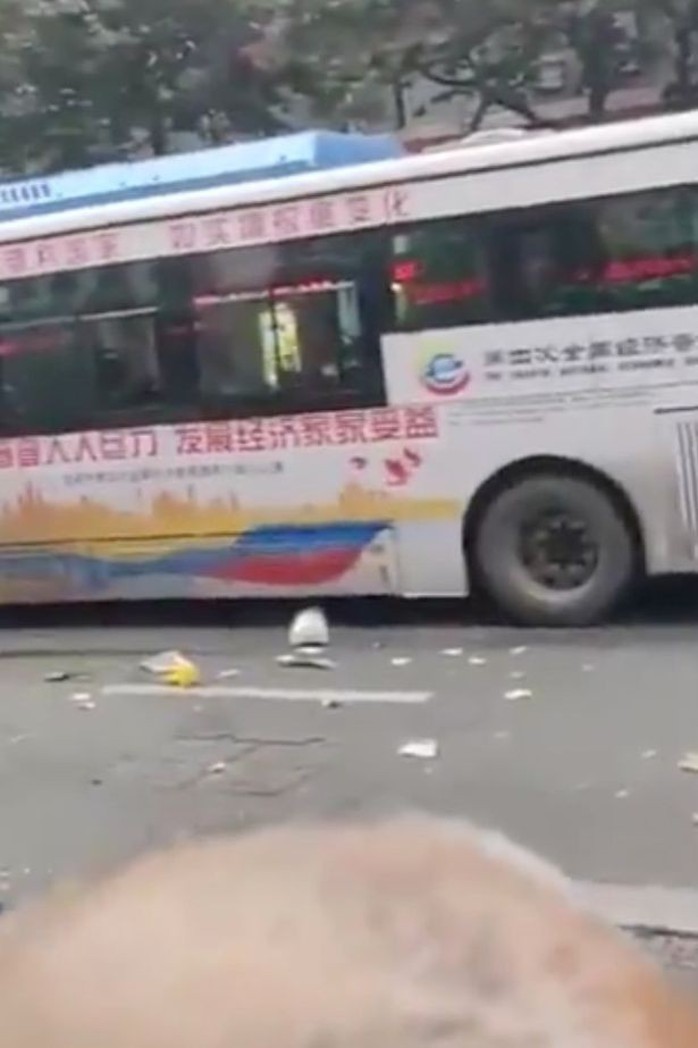 Trung Quốc: Cướp xe buýt tông người đi đường, 26 người thương vong - Ảnh 3.