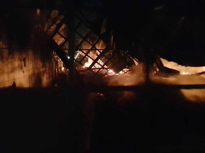 Vụ cháy trong đêm ở Cần Thơ: May mắn không lan sang bồn dầu 4.000 lít - Ảnh 1.