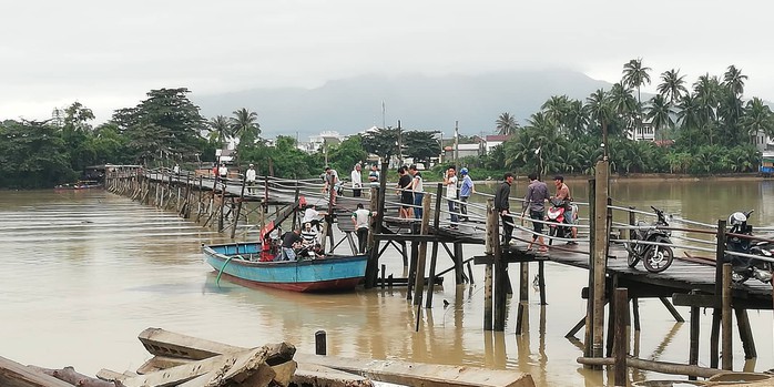 Sập cầu ở Nha Trang, 4 người cùng xe máy rơi xuống sông - Ảnh 3.