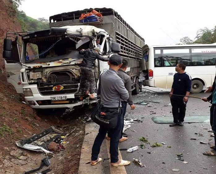Xe khách tông nhau với xe tải, ít nhất 5 người bị thương - Ảnh 1.